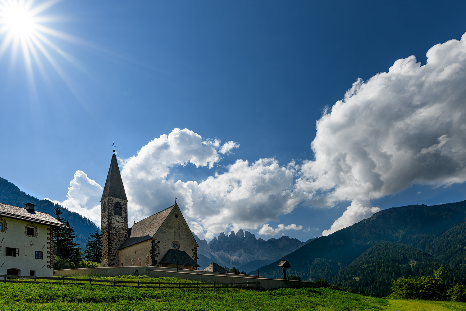 Juli - Kirche St. Magdalena (Südtirol/Italien)